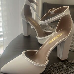 Dream Pairs White Pearl-Embellished Women's Heels size 8.